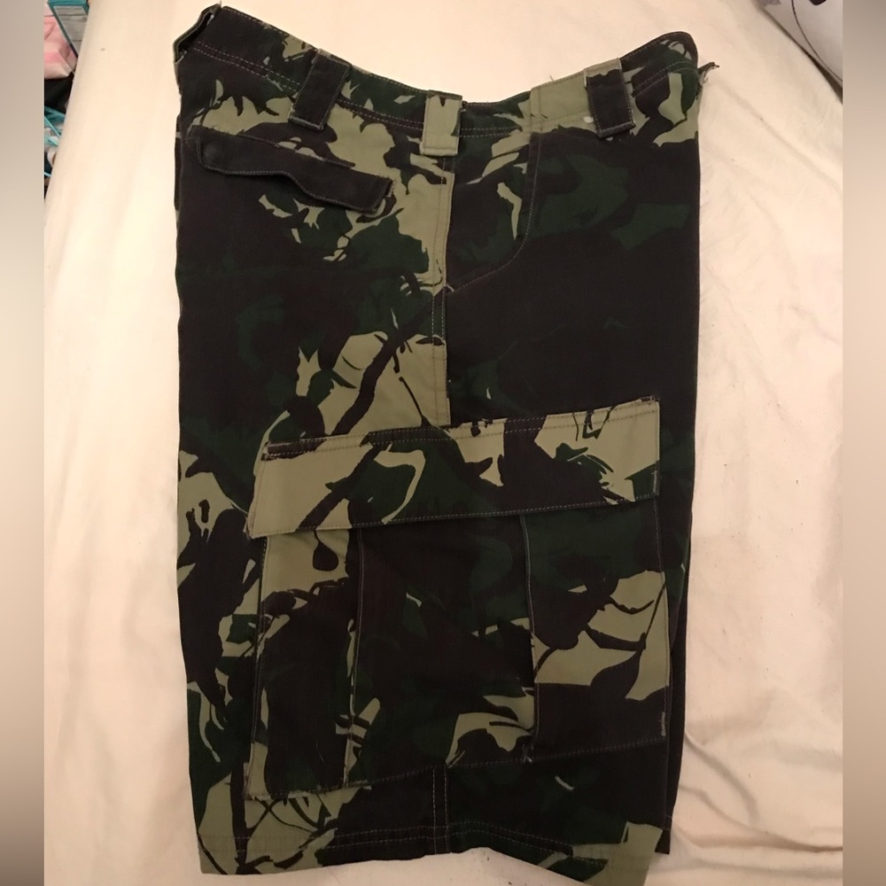 Under Armour Wounded Warrior Project Camo Cargo Shorts NWOT Size 30